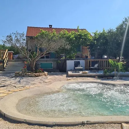 Lastavica House With Heated Pool בית נופש