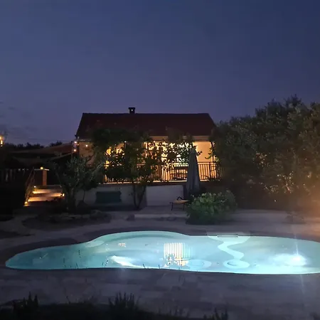 בית נופש Lastavica House With Heated Pool *