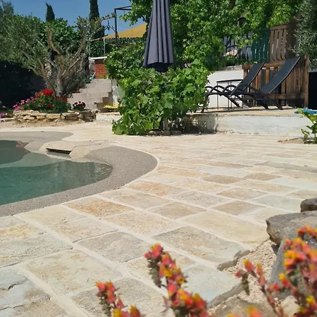 בית נופש Lastavica House With Heated Pool Zarovic