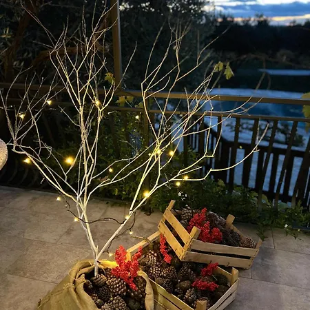 Lastavica House With Heated Pool בית נופש