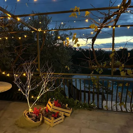 בית נופש Lastavica House With Heated Pool *