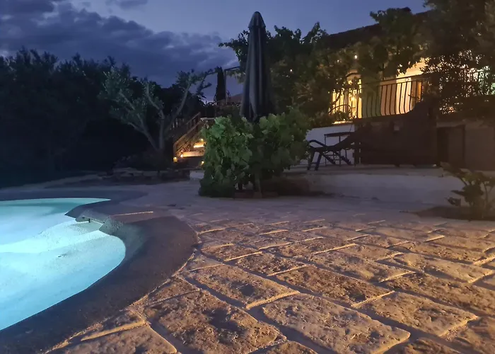 Lastavica House With Heated Pool Zarovic